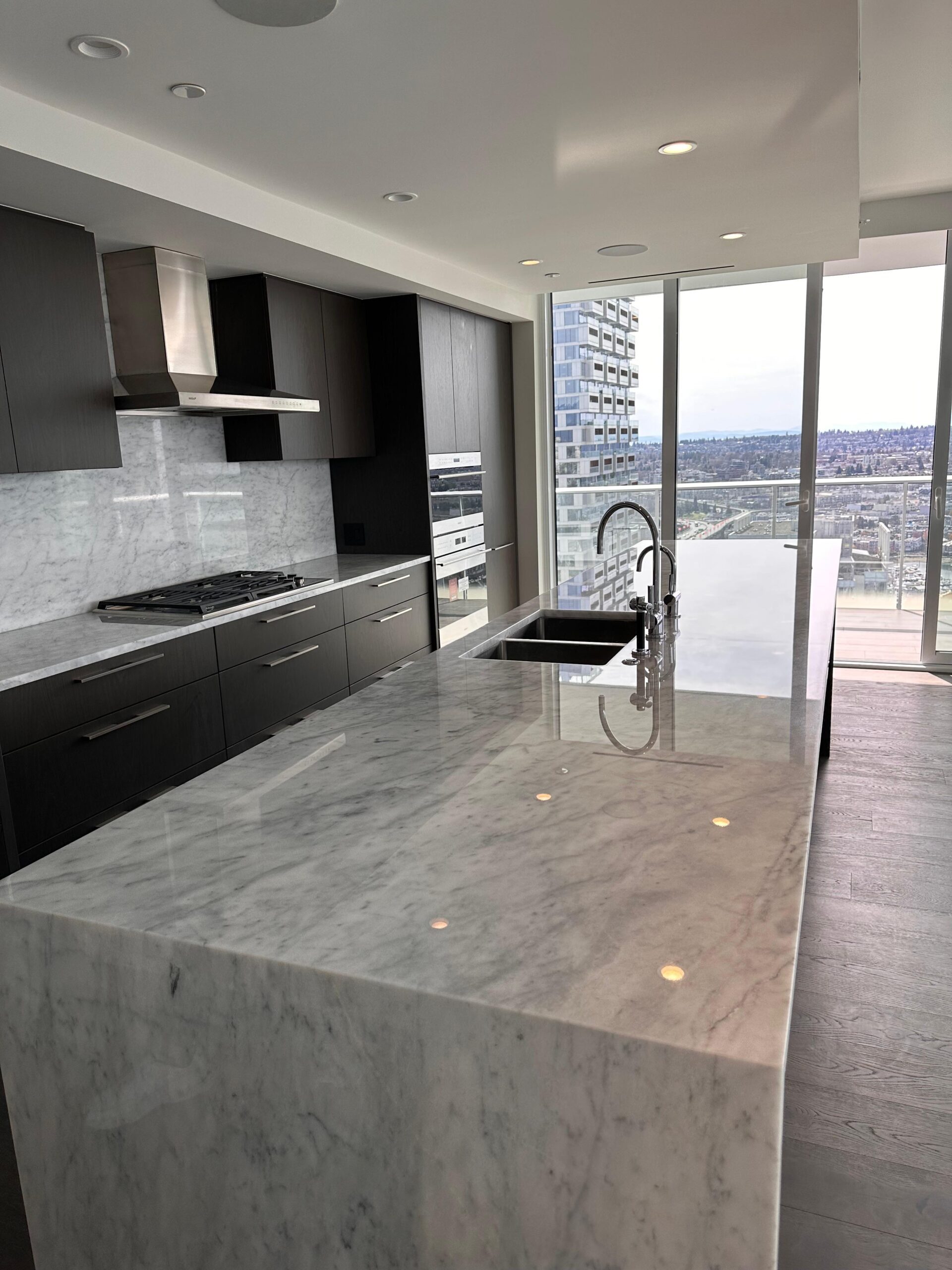 Marble countertop after restoration with uniform gloss and seal
